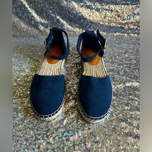 Gap Women Navy Blue round toe Sandals With ankle straps Size 7